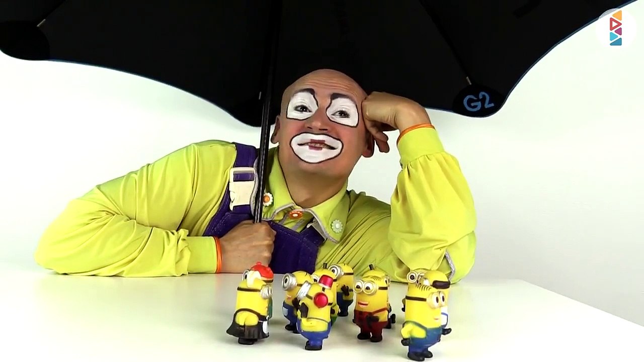 Funny videos for kids. Andrew the clown builds a house for Minions!