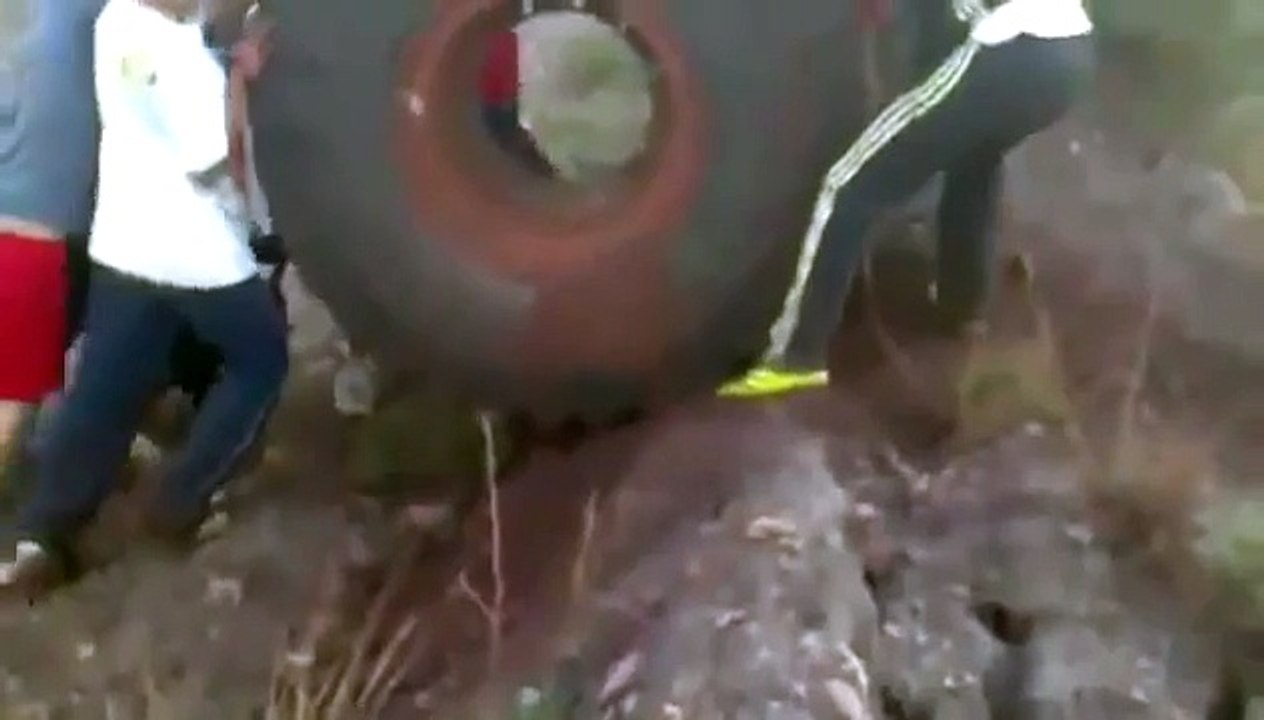 Une énorme roue de tracteur dévalant la montagne