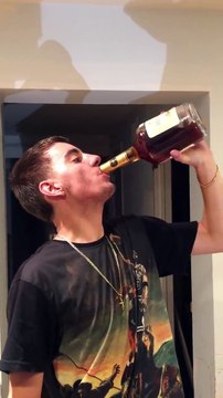 Il boit une bouteille de cognac cul sec
