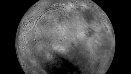 Survolez Charon, le plus grand satellite de Pluton