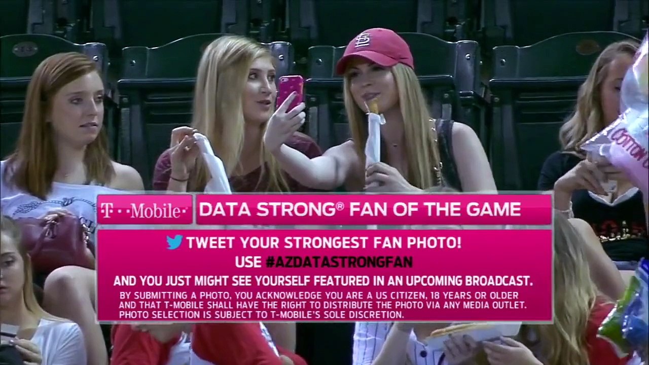 Des filles font des selfies pendant un match de baseball