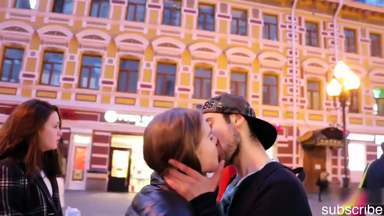 Как легко поцеловать девушку!? // Kissing Prank //Embrasser Prank