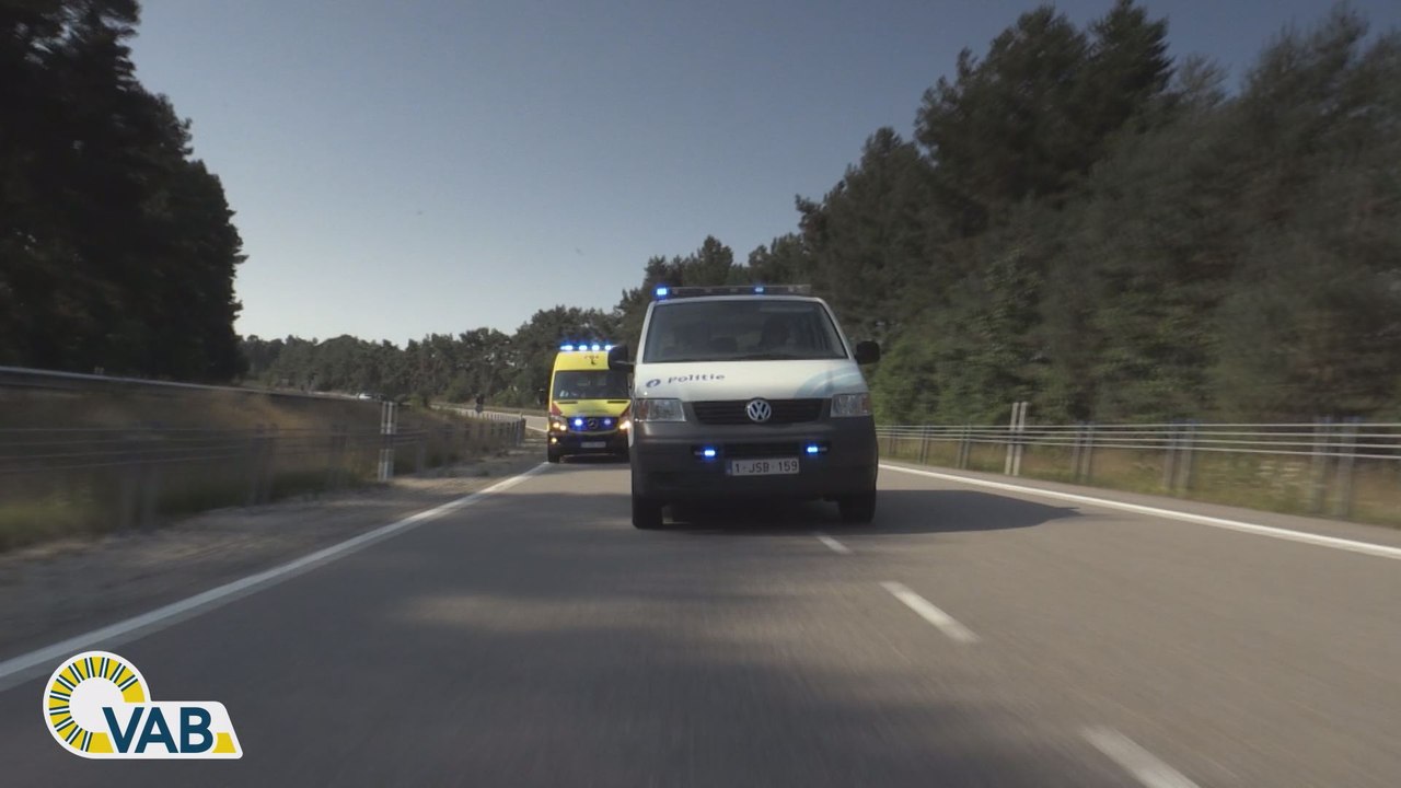 Mobilité : quel comportement adopter au volant en présence d'un véhicule prioritaire ?