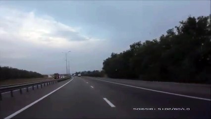 Faîtes place, j'arrive avec ma voiture de sport