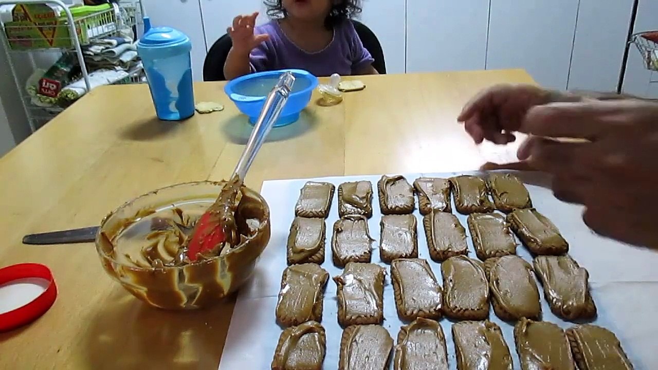 איך לעשות עוגת גבינה קרה עם הפתעות עוגיות לוטוס