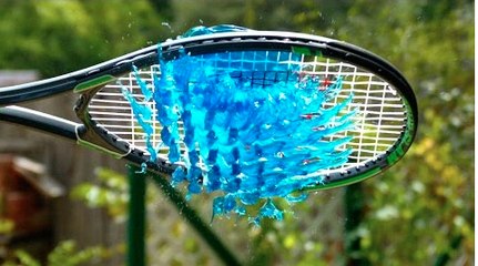 Une poche de gelée explosée par une raquette de tennis en Slow Motion