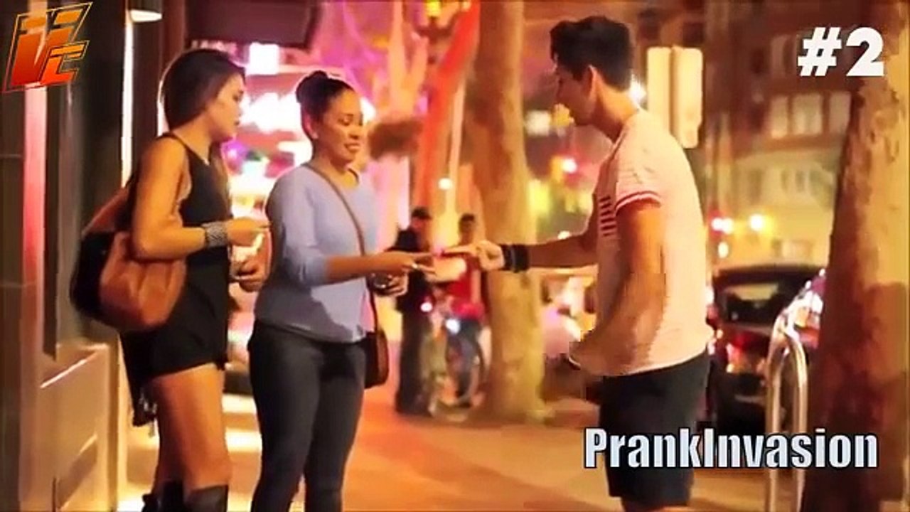 Pegadinha beijando mulheres super gostosas bem sexy Beijos com pegada Best Kissing Pranks