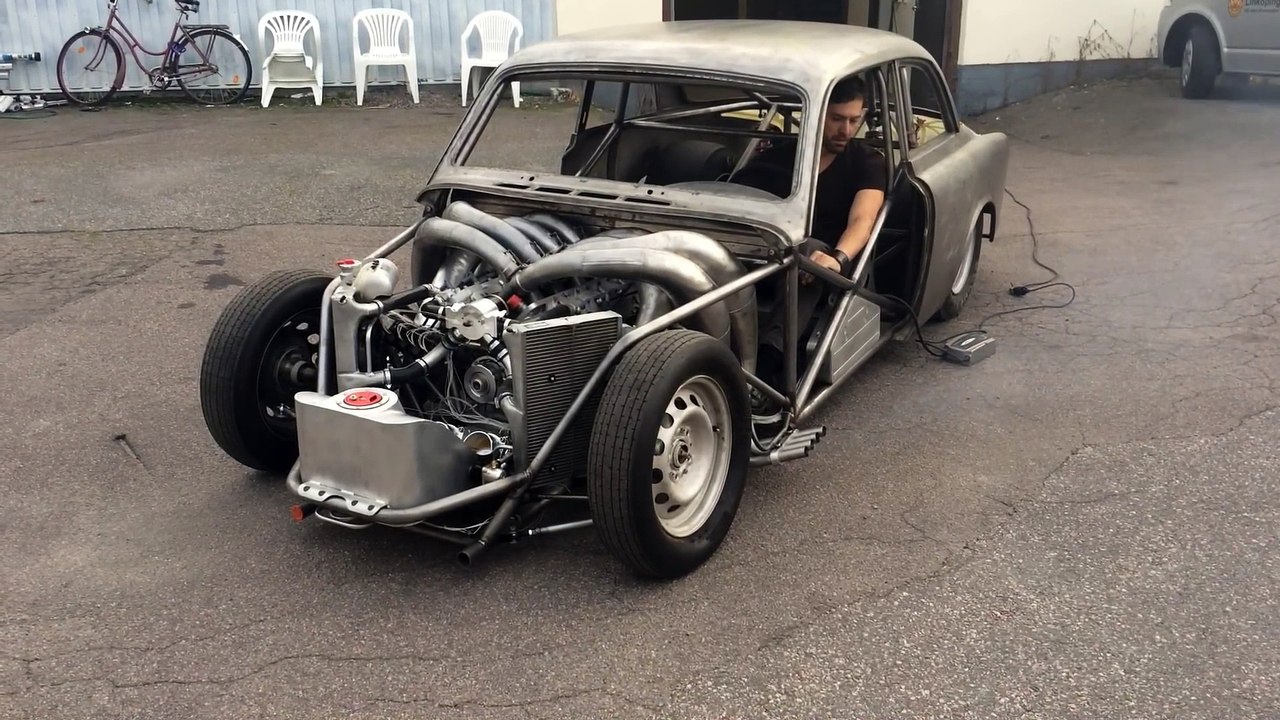 Dragster construit à partir d'une voiture Volvo de base... Moteur V8
