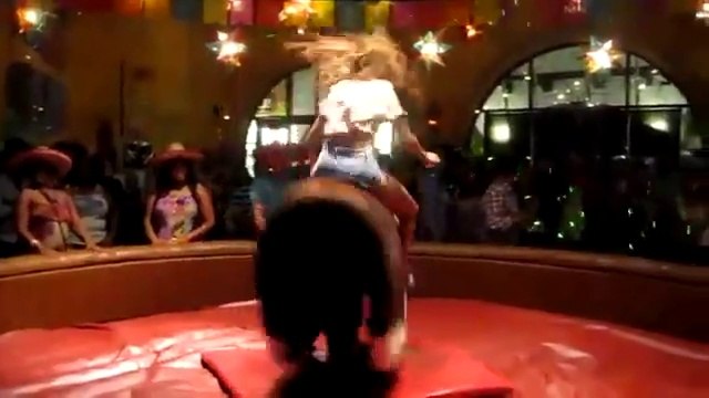 Une bombe chevauche un taureau mécanique sans les mains... Elle a la classe cette fille