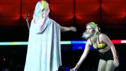 Katy Perry y la fan que le 'metió mano' en directo