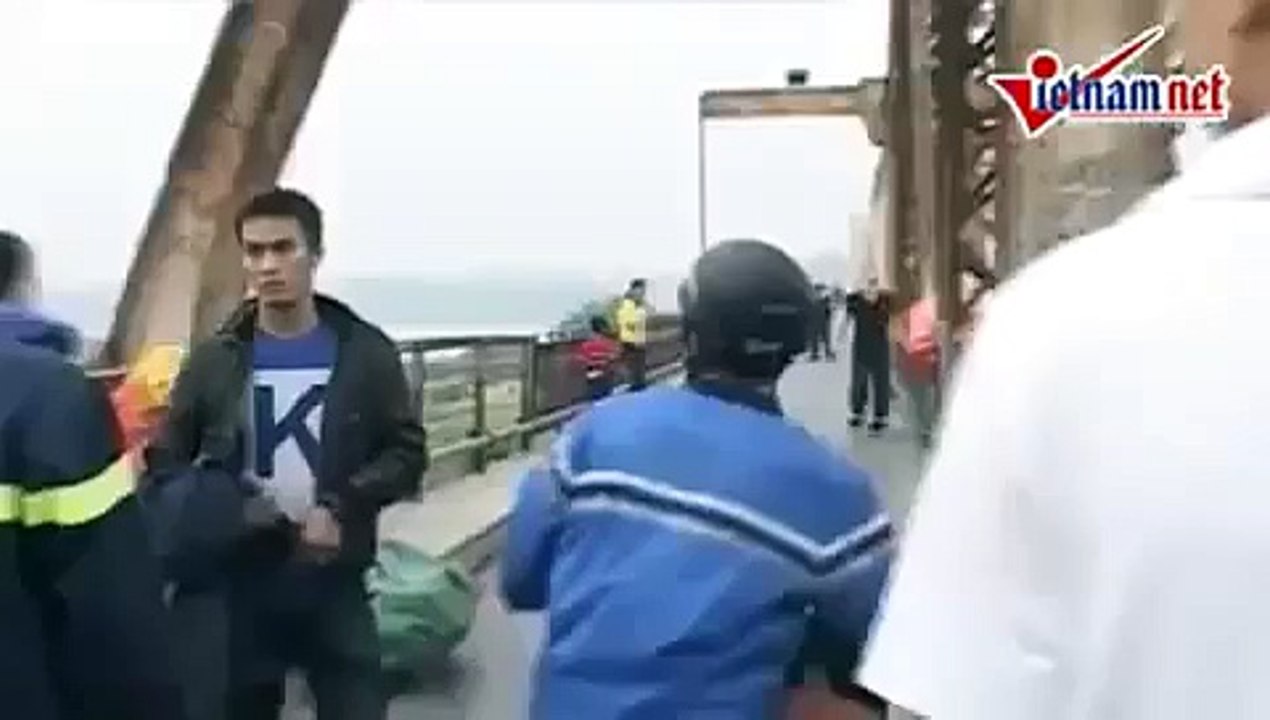 Girl try to commit suicide from the bridge