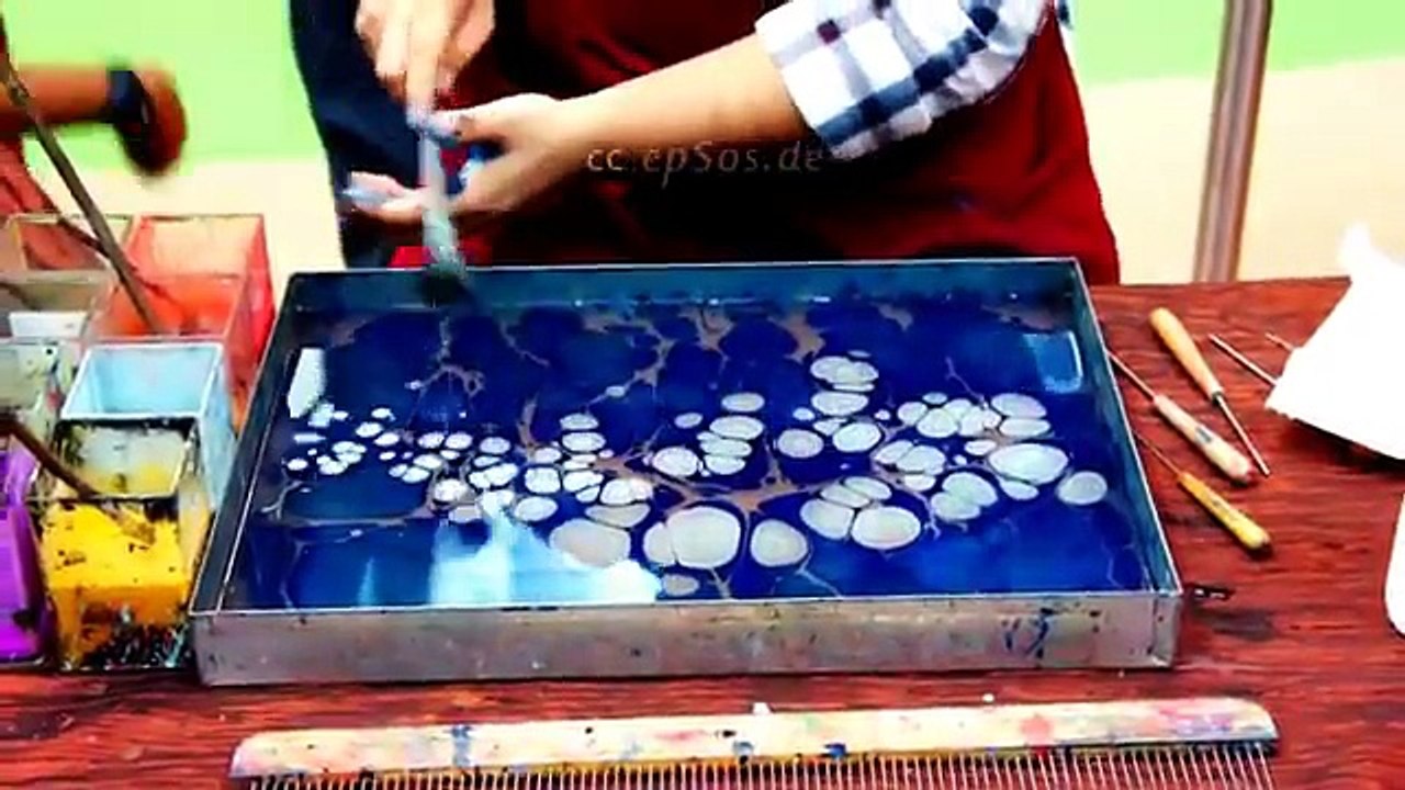 Ce qu'il réalise avec quelques gouttes de peinture dans l'eau