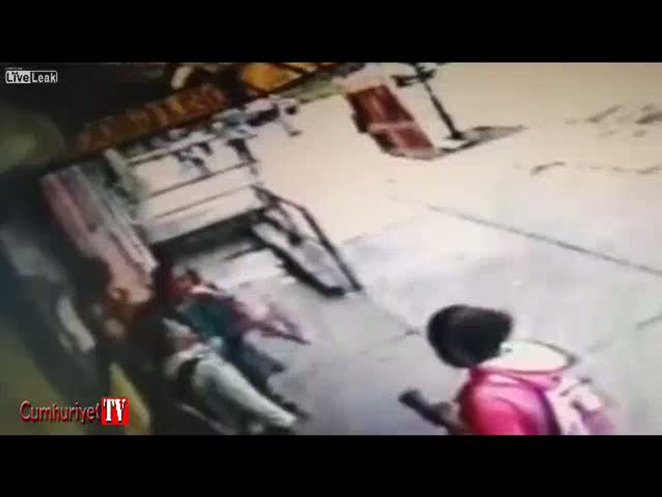 Kontrolünü kaybeden araç öğrencilerin arasına daldı