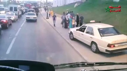 فقط في المغرب: طاكسي يمشي فوق الرصيف بطنجة