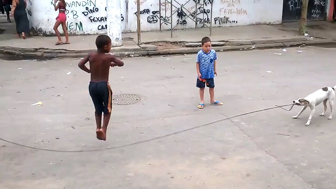 Ce chien aide ces deux jeunes à faire du saut à la corde