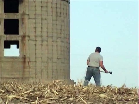 Un homme abat lui-même la tour de son silo