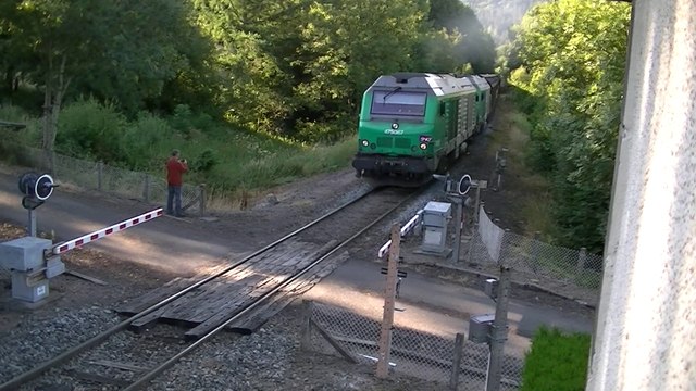 UM BB 75 067 & 063, 640 tonnes au crochet dans la rampe de 35 pour 1000, de LA BOURBOULE à MURAT-LE-QUAIRE - EAU MONT-DORE - (8h08), le 15 juillet 2015.
