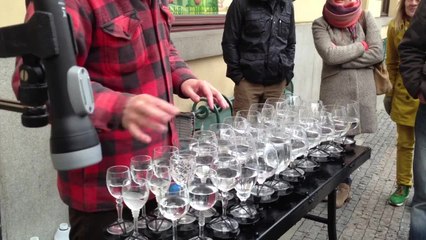 Unreal street artist plays 'Hallelujah' with crystal glasses