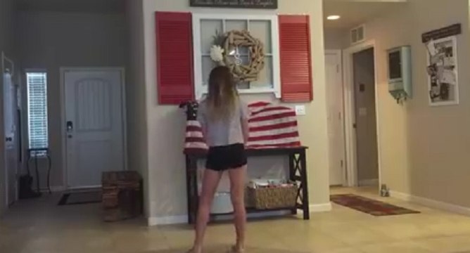 Une fille danse dans son salon quand son père débarque