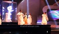 Urwa Hocane fall on stage while dancing at Lux Style Awards 2015