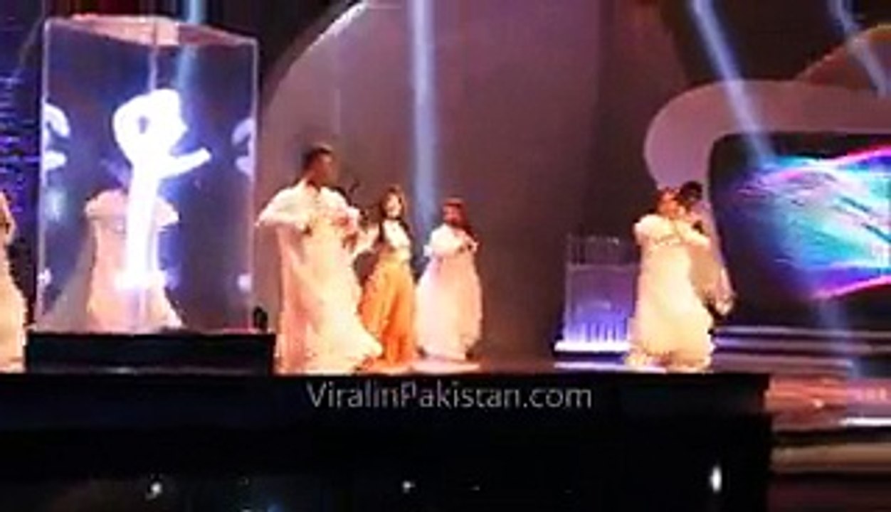 Urwa Hocane fall on stage while dancing at Lux Style Awards 2015