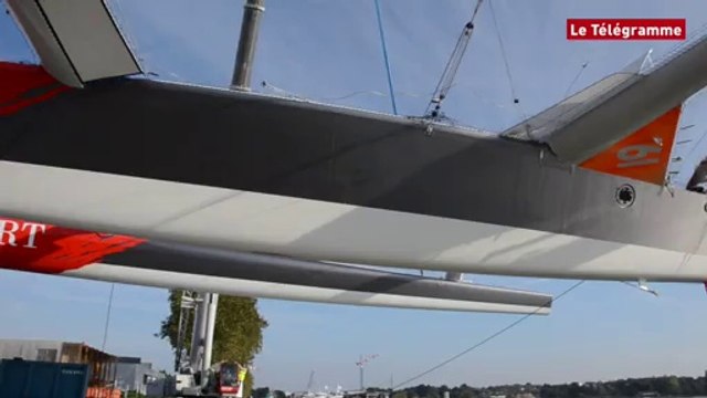 Vannes. Mise à l'eau du maxi-trimaran Ultime de Francis Joyon