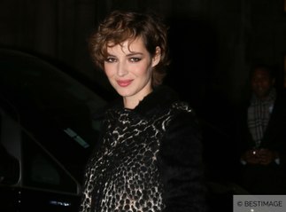 Exclu Vidéo : Louise Bourgoin : regard et look félin au défilé Lanvin !