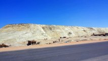 تلال الرمال الناتجة من حفر قناة السويس بمنطقة نمرة 6 مايو 2015