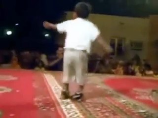 Reggada kleine jongetje danst op regatta muziek