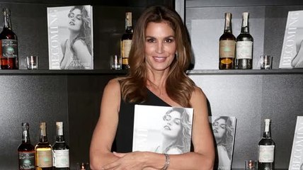 Cindy Crawford fait la promotion de son autobiographie à Londres