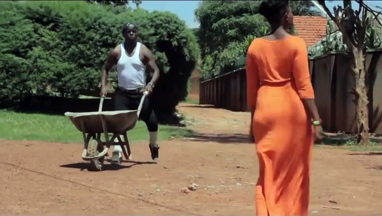 King Kong MC of Uganda dancing Kyana Gwe tune by skata
