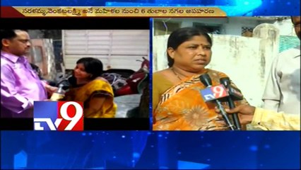 Tải video: Chain snatchers rob 5 tola chain from woman in Warangal