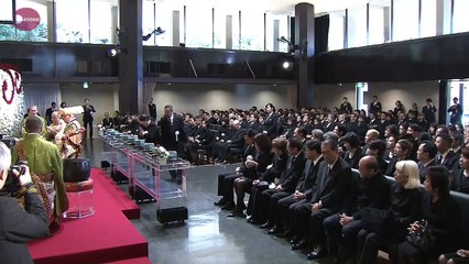 川島さんに最後の別れ 祭壇にワインのボトル