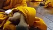 Un jeune moine épuisé tombe de sommeil en pleine cérémonie