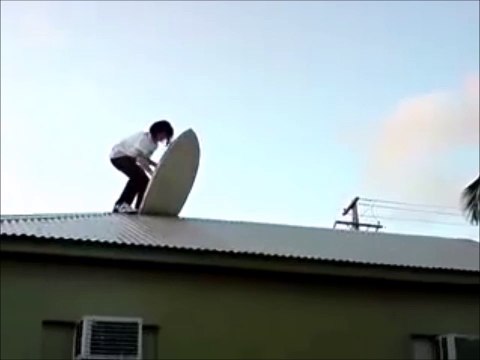 Un surfeur idiot saute du toit avec sa planche : FAIL!!!