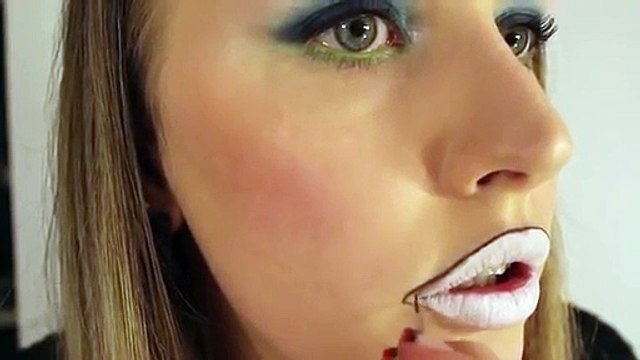 Elle se dessine un troisième œil sur le contour des lèvres - Impressionnant