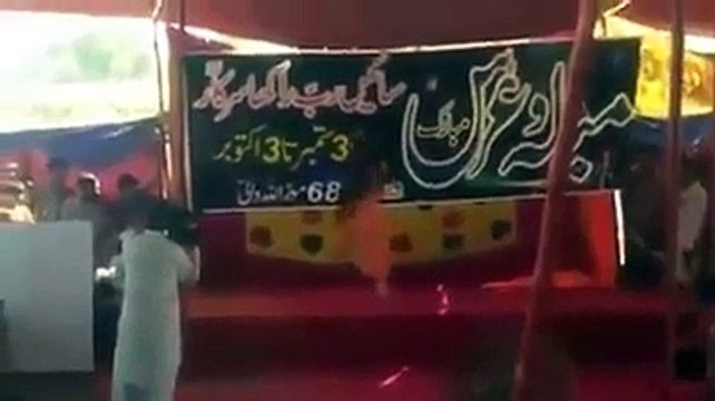 عرس مبارک پر Sunny Leon کی یاد تازہ کی جارہی ہے ۔ تاکہ زیادہ سے زیادہ برکتیں سمیٹی جاسکیں