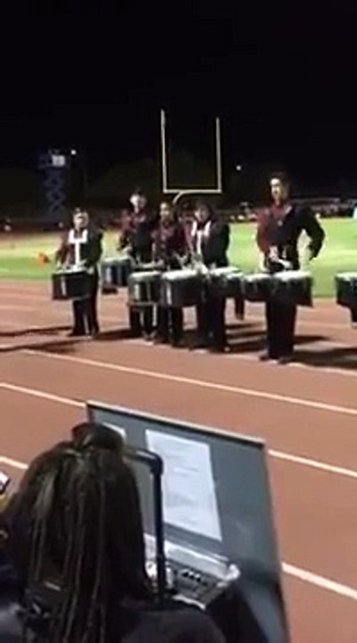 Ce percussionniste de Marching band joue la tête à l'envers