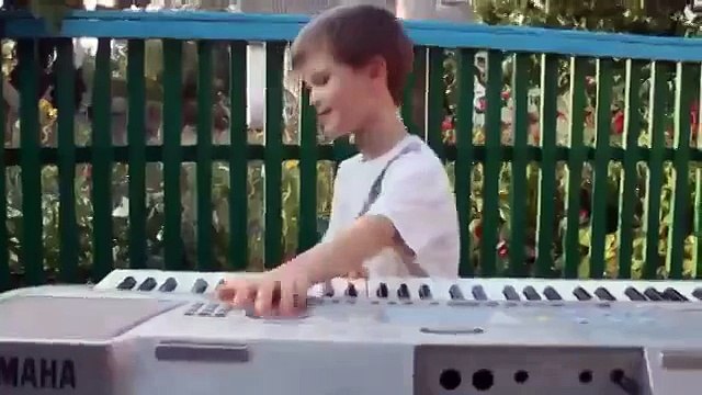 Слепой мальчик играет Ласковый май!