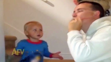 Ужас! Папа съел сороконожку! Дите в шоке)