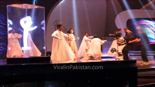Urawa Hocane Fall On Stage while dancing at Lux Style Awards 2015 Pakistan