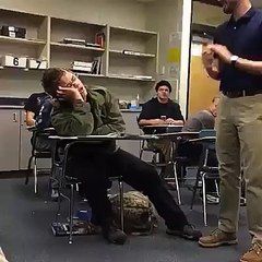 student valt in slaap in de klas.........