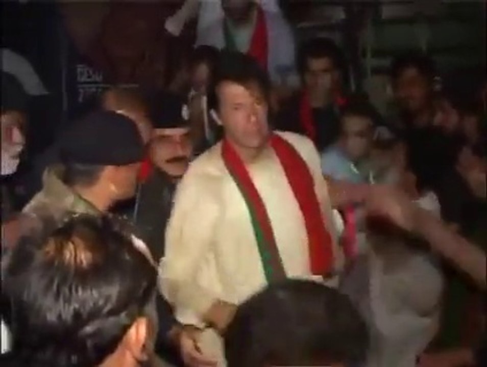 Imran Khan Slap His Voter...Leader Asa B hota hain Kiya......