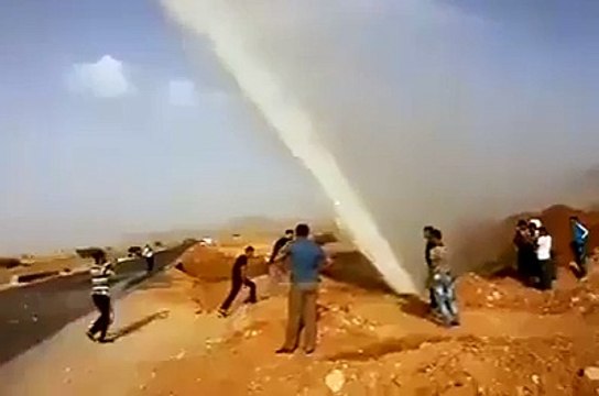 اسے کیا کہیں خدا کی شان یا کوئی معجزہ ؟پانی اپر تو جاتا ہے مگر دوبارہ کہاں جاتا انسان کی عقل دنگ رہ جاتی ہے