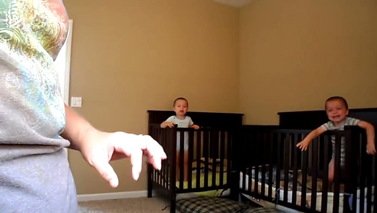 Ne sachant pas comment ses bébés faisaient pour se faufiler hors de leurs lits, elle met en place une caméra cachée