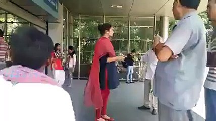 ہم لڑکیاں بھی کسی سے کم نہیں ہیں یہ ہمارا میٹرو سٹیشن ہے جناب