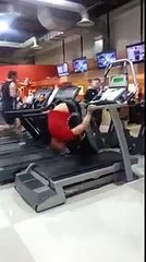 Ce gars ne s'ennuie pas en s'entrainant ni ceux qui se trouve près de lui