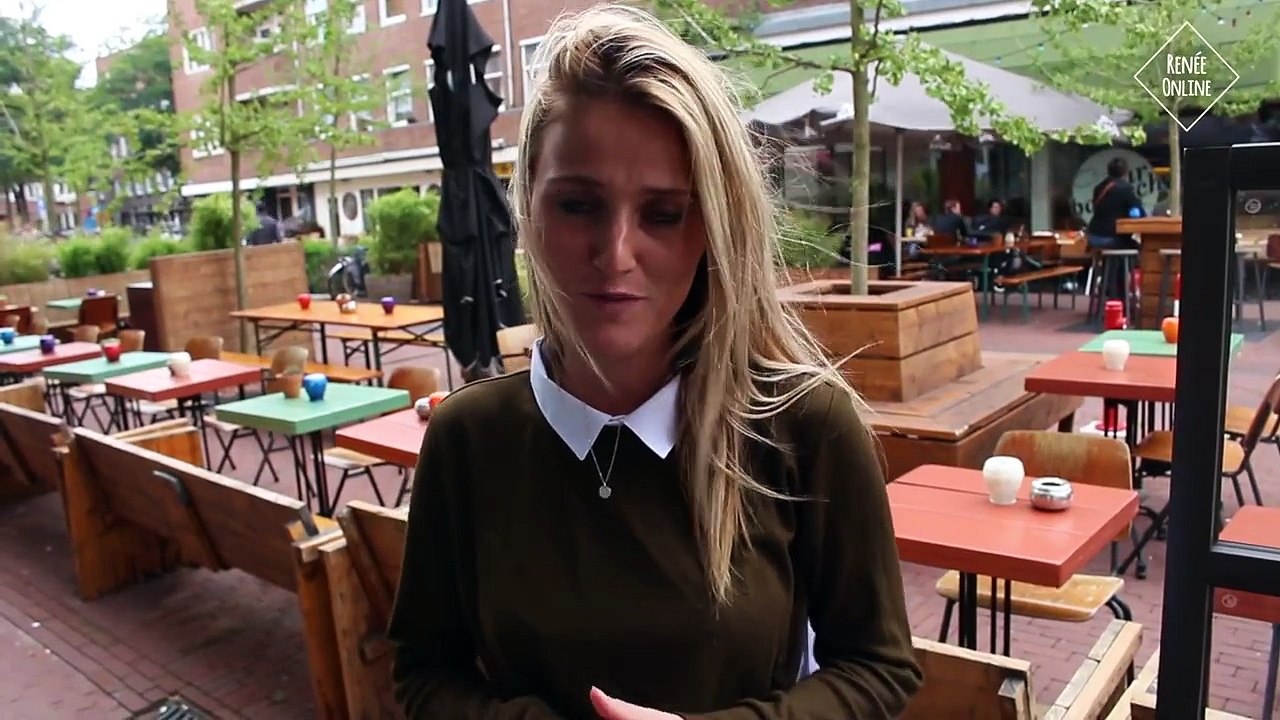 Une serveuse avec une poitrine généreuse a t-el...