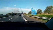 Een voorbijganger filmde de autobrand op de A7 in Groningen - RTV Noord