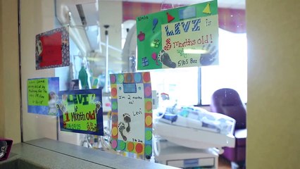 Cette infirmière est réunie avec les bébés qu’elle a sauvés, sa réaction vous fera verser une larme!